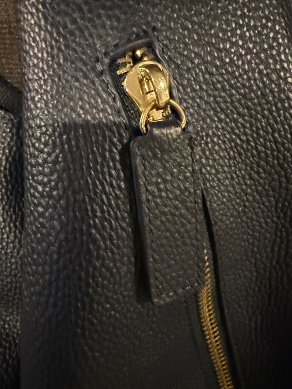 Tote Le Montde:Navy Pebbled Leather Shoulder Hobo Bag with Gold Zip Accent - Picture 2 of 7